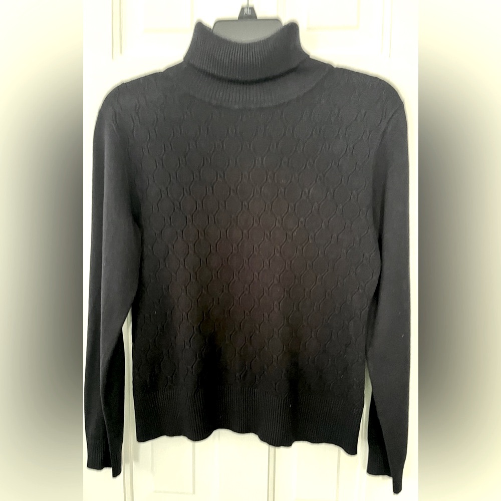 NWOT (MELROSE CHIC New York) Navy Blue Fitted Turtleneck Sweater. Size: Large